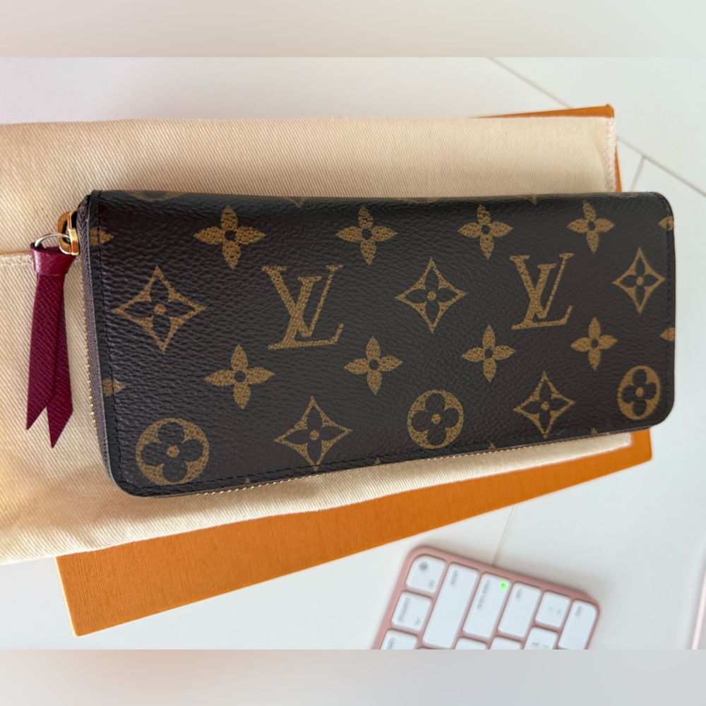 LOUIS VUITTON Louis Vuitton Monogram Portefeuille
Clemence Round Long Wallet!